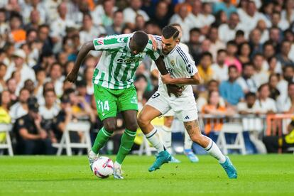 Dani Ceballos lucha por el esférico ante el jugador del Betis William Carvalho. 
