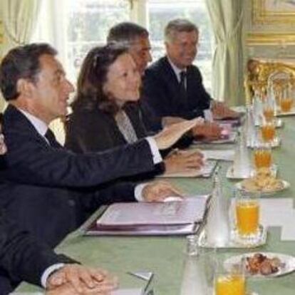 Nicolas Sarkozy y Angela Merkel conversan en el palacio del Elíseo de París