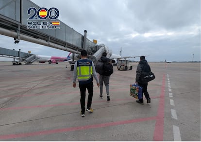 Momento de la expulsión del individuo desde Madrid a Casablanca (Marruecos).