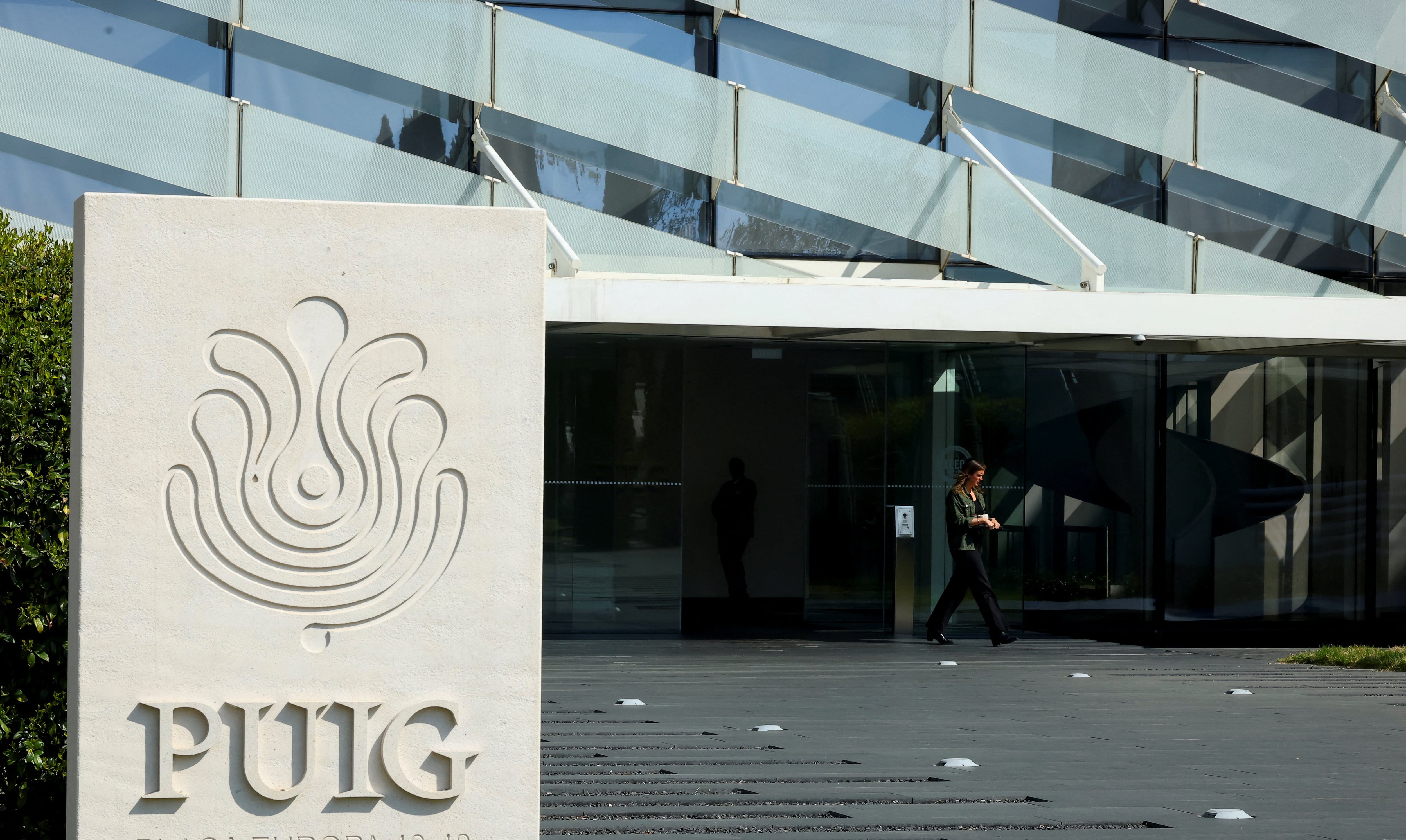 Puig retrasa la presentación de su nueva hoja de ruta y de sus ventas trimestrales por las negociaciones con Estée Lauder