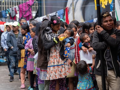 Una mujer sostiene a su hijo, en La Rioja, una de las Unidades de Protección Integral que hay en Bogotá, el 20 de octubre de 2022.