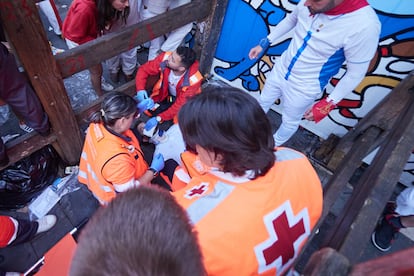 Injured man treated by Red Cross during the second bull run of the San Fermín festival, this Tuesday.