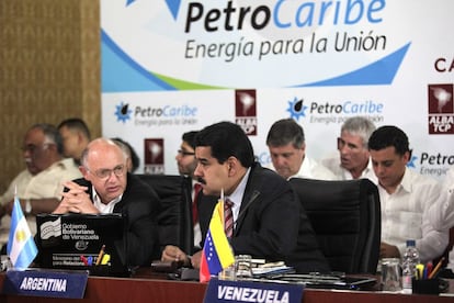 El canciller y vicepresidente venezolano Nicolás Maduro (derecha) ha presidido este jueves junto al canciller de Argentina Héctor Timerman la reunión conjunta de la Alianza Bolivariana para los Pueblos de nuestra América (ALBA) y Petrocaribe. Timerman también participa en el homenaje a Chávez junto a tres presidentes latinoamericanos, como José Mujica (Uruguay), Evo Morales (Bolivia) y Daniel Ortega (Nicaragua).