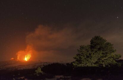 En la imagen, el monte Etna, el más activo de Europa (en erupción) cerca de Catania (Sicilia).