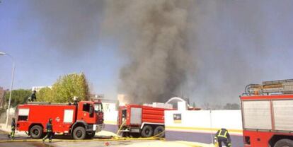 Columna de humo en el almacén.