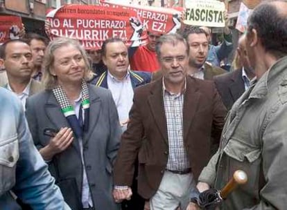 Simpatizantes de la izquierda <i>abertzale</i> increpan al ministro de Justicia ayer en Sestao.