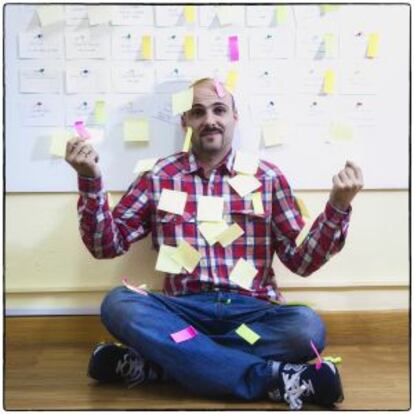 El director argentino Lucas Figueroa en su &ldquo;sal&oacute;n de escribir&rdquo;.