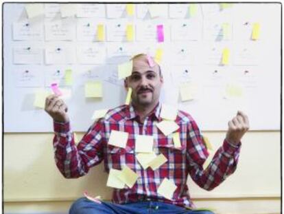 El director argentino Lucas Figueroa en su &ldquo;sal&oacute;n de escribir&rdquo;.