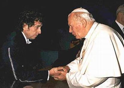 Una estampa inimaginable hace treinta años, cuando el &#39;trovador&#39; del &#39;folk&#39; paseaba por el mundo su música irreverente de cualquier autoridad. En la foto, Dylan saluda al Papa durante un concierto en honor del santo padre celebrado en Bolonia en 1997 y protagonizado por el propio Bob. (29-9-97)