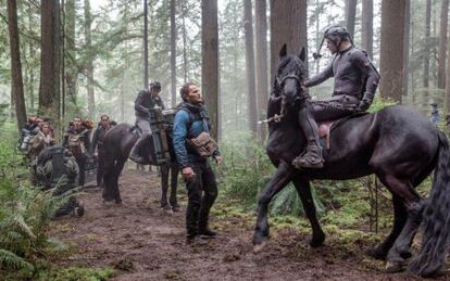 Andy Serkis, subido en el caballo, vestido con el traje neutro y la mini cámara que graba sus gestos faciales, en un momento del rodaje.