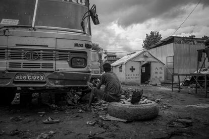 Un hombre repara un autobús en una estación, donde Krishna Laxmi Lakhau, de 41 años de edad, vive con 14 miembros de su familia en una tienda de campaña montada días después de que el terremoto golpease Nepal. El 25 de abril, Krishna estaba en la terraza de su casa en un cuarto piso. Bajó corriendo, pero el techo se derrumbó sobre ella, que quedo colgando boca abajo de la pared durante varias horas hasta que fue rescatada y llevada a un hospital. Krishna perdió toda la sensibilidad en ambas piernas.