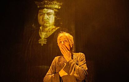 Concha Velasco, en el papel de Juana I de Castilla en la obra de teatro &#039;La Reina&#039;, en el Teatro de La Abad&iacute;a, en Madrid.