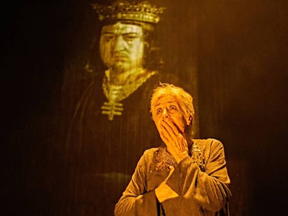 Concha Velasco, en el papel de Juana I de Castilla en la obra de teatro 'La Reina', en el Teatro de La Abadía, en Madrid.