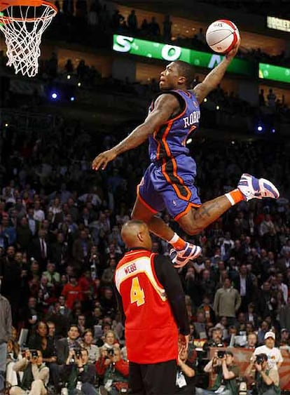 Con sólo 1'75 metros de estatura, Nate Robinson saltó sobre Spud Webb y machacó la canasta el 18 de febrero de 2006. Su mate le valió para coronarse vencedor de esta edición del concurso 'Slam Dunk' del All-Star, celebrada en Houston.