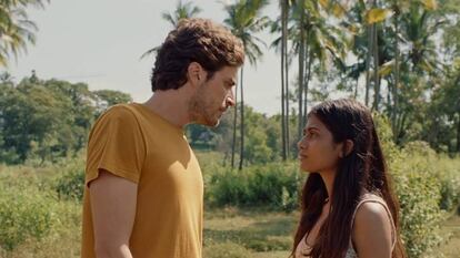 Roman Kolinka y Aarshi Benerjee, en 'Maya'.