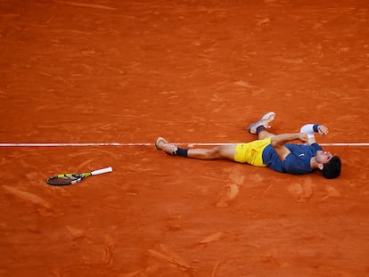 Carlos Alcaraz celebra su victoria en la final.