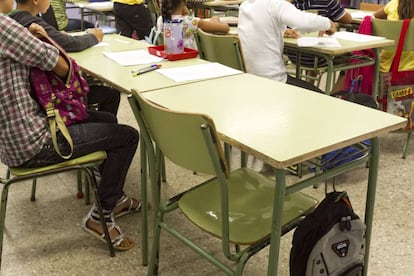 Un pupitre buit en una aula d'una escola pública.