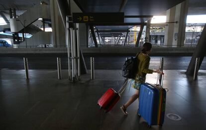 Ambiente en el aeropuerto madrileño de Barajas durante la jornada de huelga del sector del taxi.