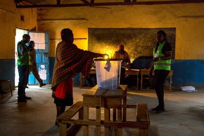 Un ciudadano Maasai y Kikuyu vota en la escuela primaria Kajiado en Masailand, este jueves, 26 de octubre de 2017, durante la repetición de las elecciones presidenciales en Kenia.