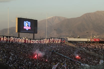 Los aficionados de Colo Colo durante el clásico contra Universidad de Chile, este domingo en el estadio Monumental de Santiago.