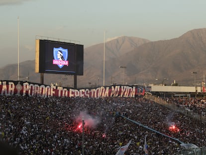 Los aficionados de Colo Colo durante el clásico contra Universidad de Chile, este domingo en el estadio Monumental de Santiago.