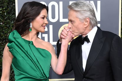 Catherine Zeta-Jones y Michael Douglas – Pocos confiaban en la estabilidad a largo plazo de este matrimonio conformado en el año 2000 teniendo en cuenta el voluble historial amoroso del protagonista de Wall Street. Padres de dos hijos, durante estos años han superado una breve ruptura en 2013, el cáncer de garganta de Douglas y el infierno personal del primer hijo del actor, Cameron. Adicto a las drogas, en 2009 fue condenado a cumplir siete años de condena en la cárcel por tráfico de estupefacientes. Tras el reciente fallecimiento del patriarca de la familia, Kirk Douglas, ahora es Carys, la hija pequeña de la pareja, la que dice querer seguir la tradición interpretativa.