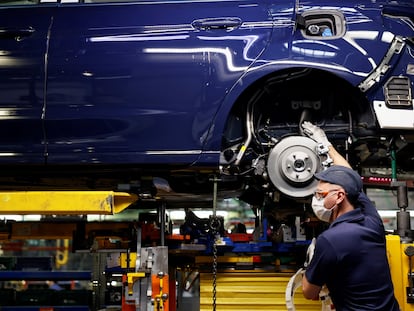 Trabajadores en la planta de Ford en Almussafes (Valencia), el pasado junio.