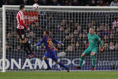 El centrocampista del Athletic de Bilbao Enric Saborit remata de cabeza para conseguir el primer gol del equipo frente al FC Barcelona.