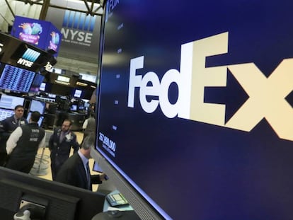 El logo de FedEx en una pantalla en la Bolsa de Nueva York (EE UU)