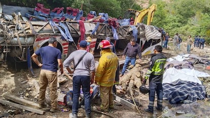 Autobús de pasajeros se accidenta y cae a barranco en Magdalena Peñasco (Oaxaca).