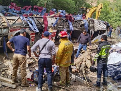 Equipos de emergencia en el sitio donde se accidentó el autobús, en Magdalena Peñasco (Oaxaca), este miércoles.