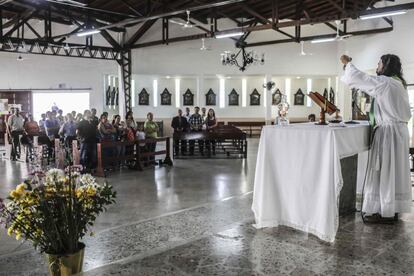 El padre Juan Carlos Velásquez da una misa en Itagui (Colombia).
Velásquez lidera un programa de resocialización en el que participan antiguos miembros de pandillas en la ciudad de Medellín. El papa Francisco se sumará al proceso de reconciliación entre el gobierno y las FARC.