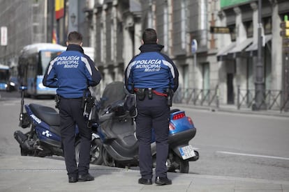 Dos policías municipales vigilaban ayer el centro de la capital.