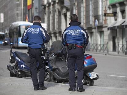 Dos policías municipales vigilaban ayer el centro de la capital.