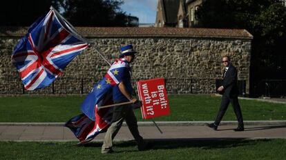 Un hombre se manifiesta contra el Brexit el 18 de octubre junto al parlamento británico en Londres.