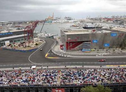 Vista del circuito urbano de Valencia a su paso por la sede del equipo Luna Rossa, participante en la pasada Copa del América de vela.