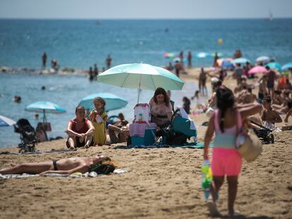 Aspecto de la playa de la Barceloneta este martes por la mañana.