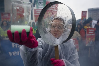 Manifestación contra el fracking ante la Cancillería alemana en Berlín (Alemania).