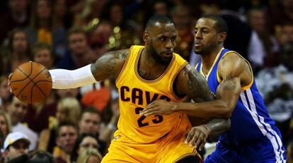 Iguodala defiende a LeBron. 