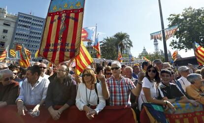 Algunos asistentes han proferidos gritos contra el nuevo gobierno local, al que han llamado "catalanista".