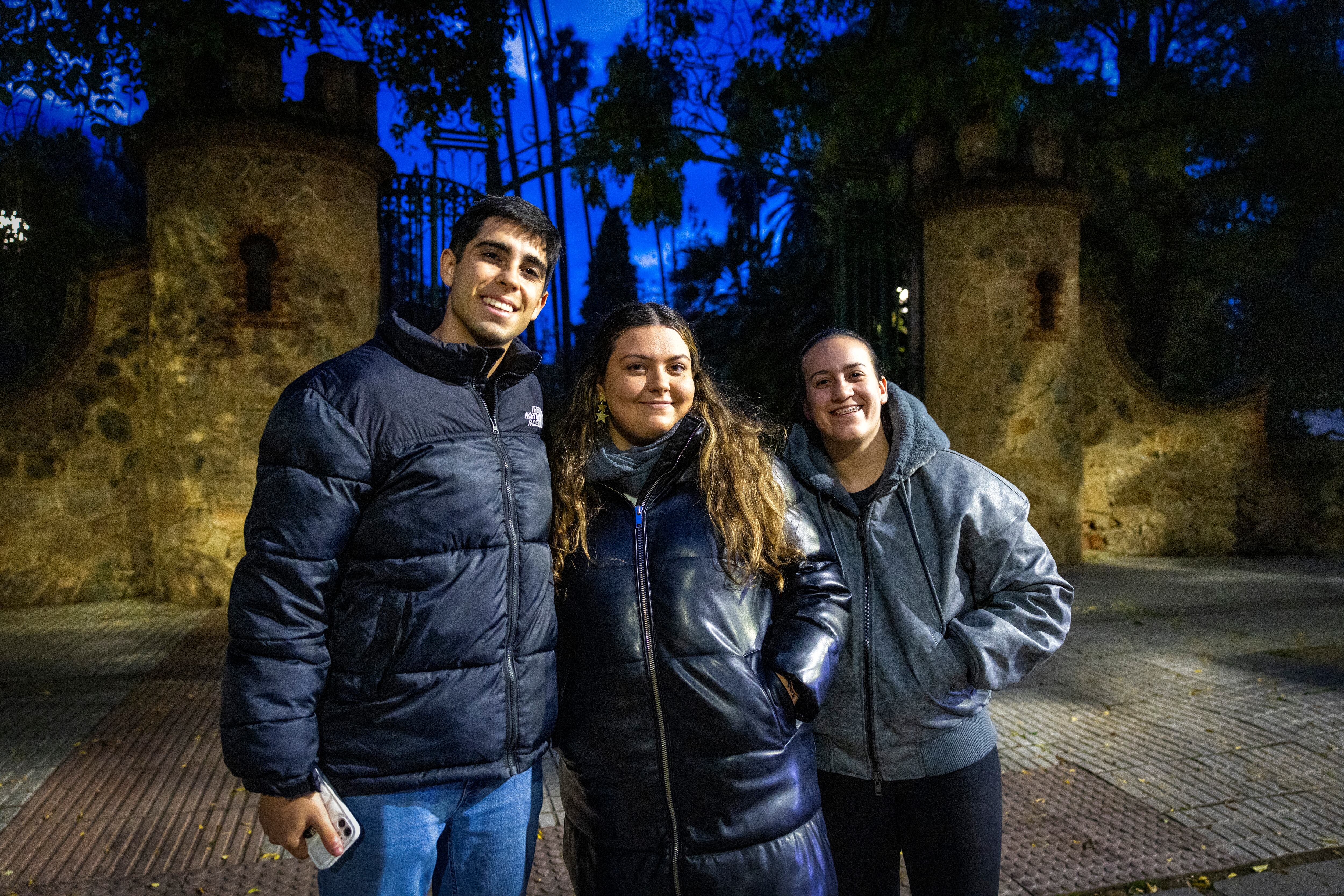 Alejandro Nieto, Lucía Román, y Marta Moreno, tras hacerse un selfi con Abascal y a punto de entrar en el mitin. 