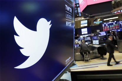 Una imagen del logo de Twitter en la Bolsa de Nueva York.