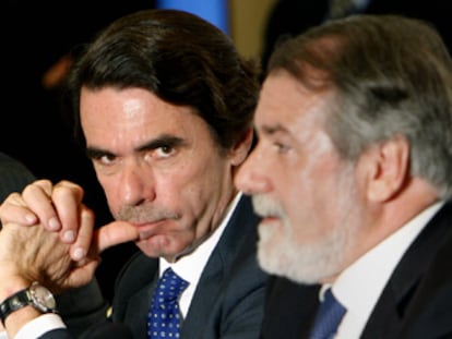 José María Aznar, flanqueado por Manuel Pizarro (izquierda) y Jaime Mayor Oreja.