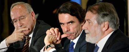 José María Aznar, flanqueado por Manuel Pizarro (izquierda) y Jaime Mayor Oreja.