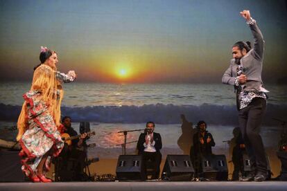 Momento del musical flamenco 'Eterno Camarón' en el que el cantaor Pedro 'El Granaíno' ha interpretado el repertorio de una de las leyendas del cante jondo.