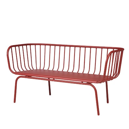 Las siestas no se perdonan en verano, y menos con este sofá Brusen de IKEA, de tres plazas en intenso rojo (179 €). |