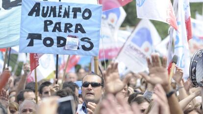 Miles de docentes bonaerenses han protestado en La Plata. 