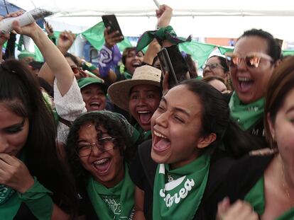 Grupos de mujeres celebran la ley que despenaliza la interrupción legal del embarazo, en Chilpancingo (Guerrero).