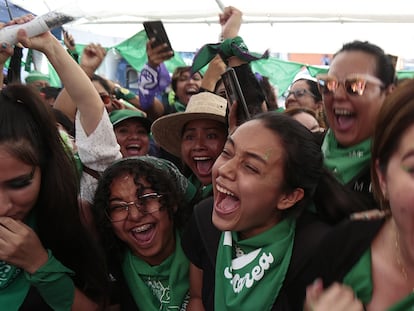 Grupos de mujeres celebran la ley que despenaliza la interrupción legal del embarazo, en Chilpancingo (Guerrero).