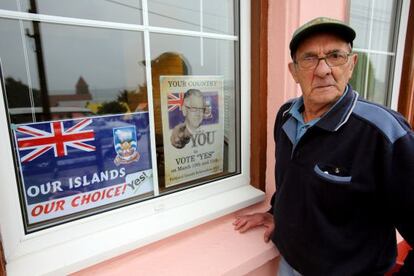 Bill Poole, ciudadano malvinense, en Stanley.